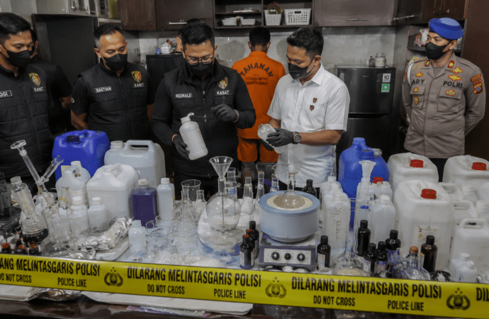 Polisi Bongkar Laboratorium Narkoba Etomidate di Townhouse Jakarta Barat