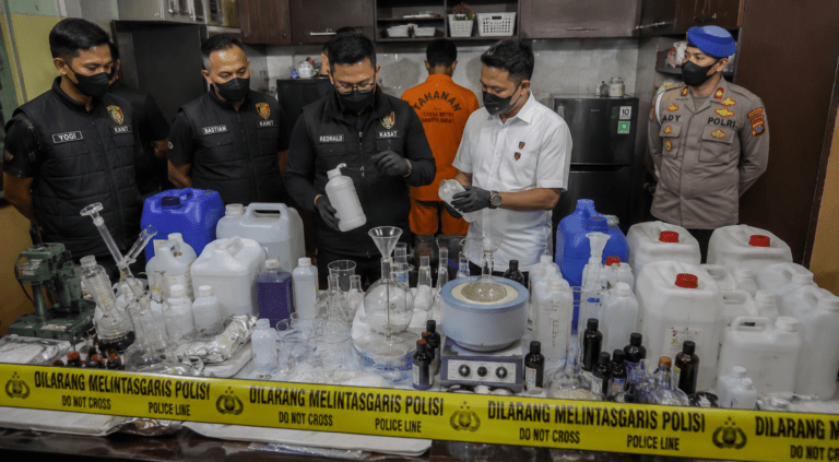 Polisi Bongkar Laboratorium Narkoba Etomidate di Townhouse Jakarta Barat