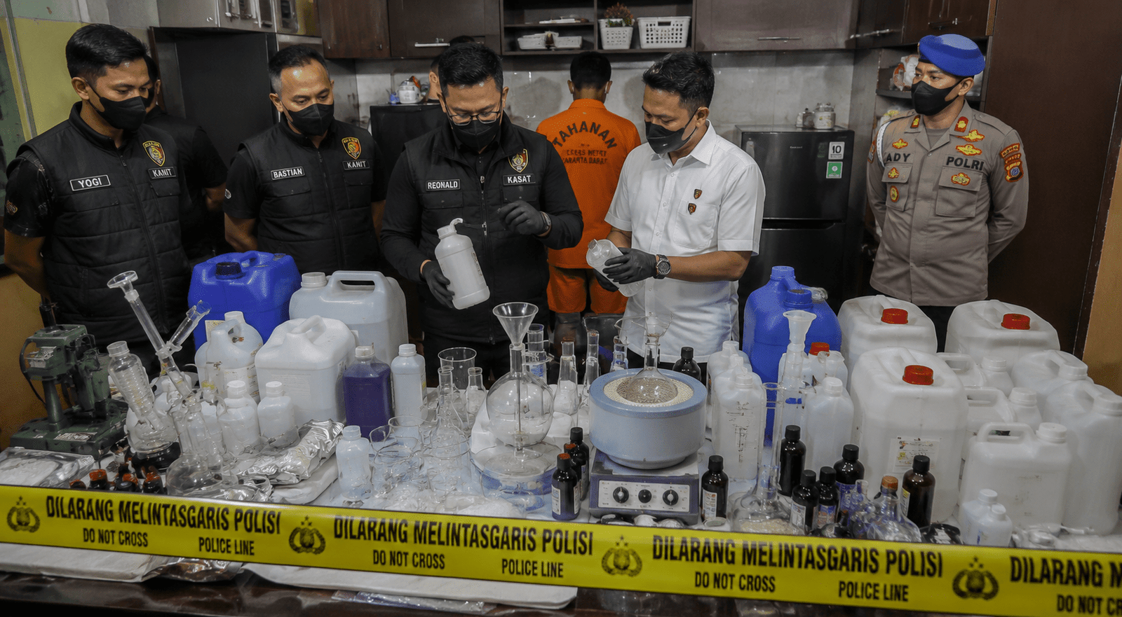 Polisi Bongkar Laboratorium Narkoba Etomidate di Townhouse Jakarta Barat