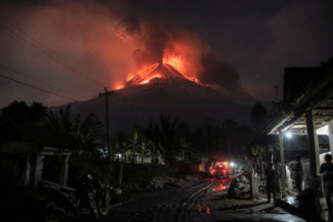 Gunung Semeru Kembali Erupsi Malam Ini, Awan Panas Guguran Capai Jarak 2 Kilometer