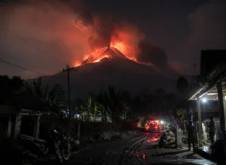 Gunung Semeru Kembali Erupsi Malam Ini, Awan Panas Guguran Capai Jarak 2 Kilometer