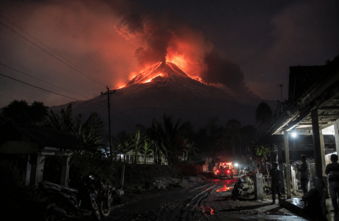Gunung Semeru Kembali Erupsi Malam Ini, Awan Panas Guguran Capai Jarak 2 Kilometer