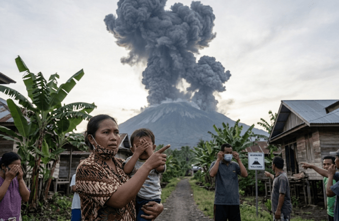 Gunung Dukono Erupsi Dua Kali Hari Ini, Abu Capai 2.700 Meter