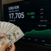 Dolar AS Tembus Rp17.700, Rupiah Kembali Tertekan di Pasar Pagi
