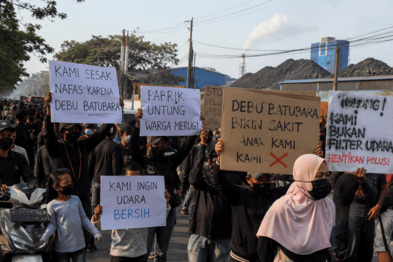 Puluhan Warga Karawaci Turun ke Jalan, Keluhkan Polusi Debu Batu Bara dari Pabrik