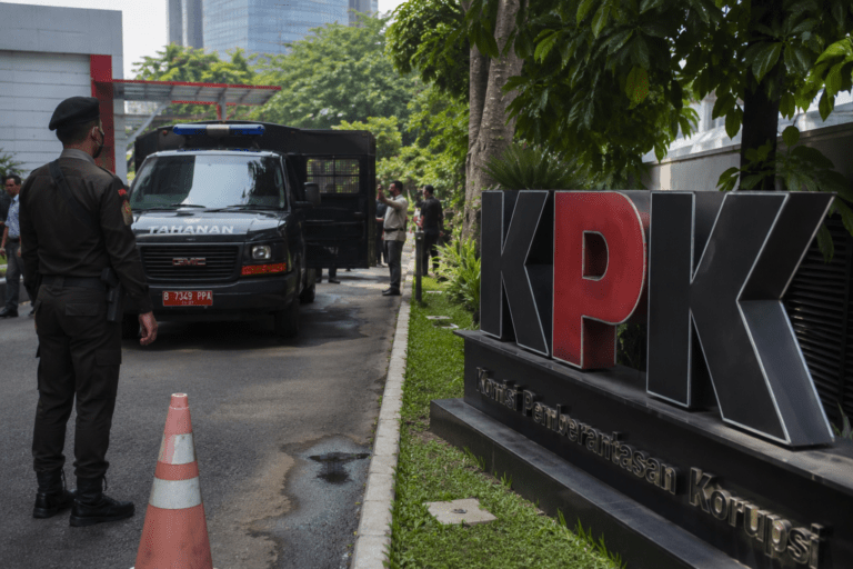 Usai Terjaring OTT, Bupati Muara Enim Edison Dibawa ke Gedung KPK