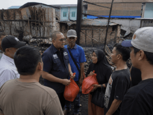 Andre Rosiade Salurkan Bantuan untuk Korban Kebakaran Pasar Jiung, Perantau Minang Dapat Perhatian