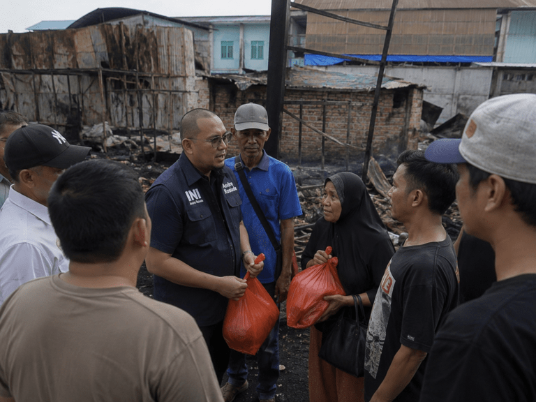 Andre Rosiade Salurkan Bantuan untuk Korban Kebakaran Pasar Jiung, Perantau Minang Dapat Perhatian