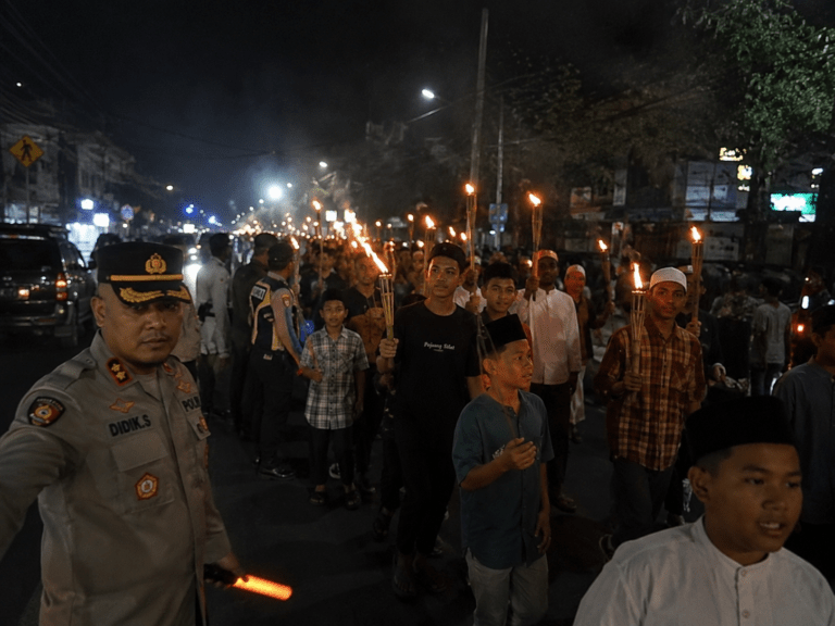 Sambut 1 Muharram, Ratusan Warga Ciputat Meriahkan Pawai Obor dengan Pengawalan Polisi