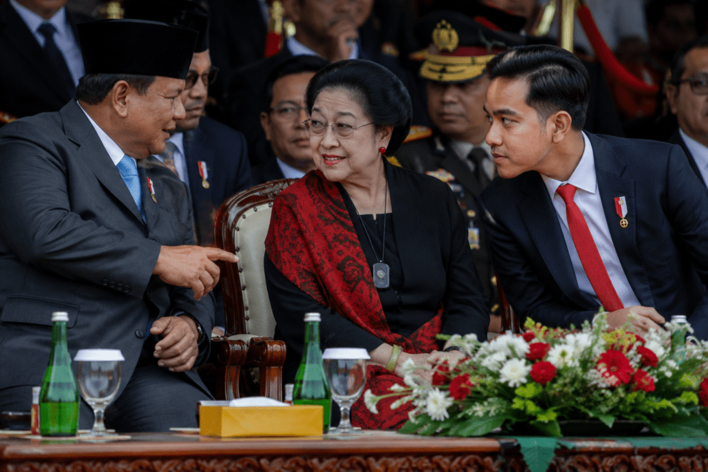 Prabowo, Megawati, dan Gibran Tertangkap Berbincang Hangat di Upacara Pancasila