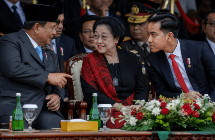 Prabowo, Megawati, dan Gibran Tertangkap Berbincang Hangat di Upacara Pancasila