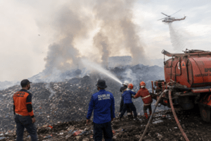 Hari Kelima Kebakaran TPA Jatiwaringin, Api Masih Menyala dan Asap Pekat Selimuti Kawasan