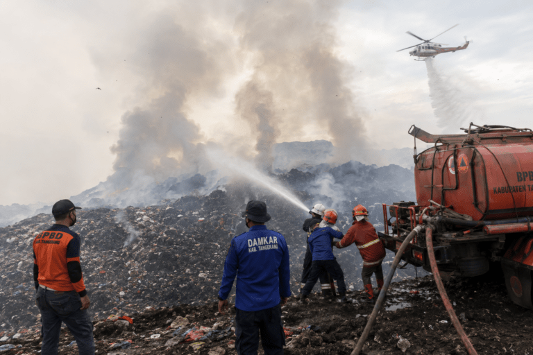 Hari Kelima Kebakaran TPA Jatiwaringin, Api Masih Menyala dan Asap Pekat Selimuti Kawasan
