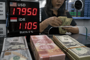 Rupiah Dibuka Melemah, Dolar AS Kembali Mendekati Level Rp18.000