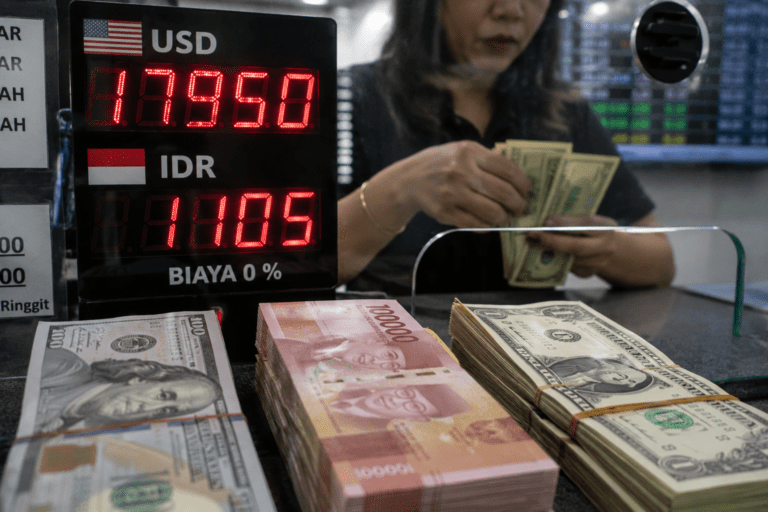 Rupiah Dibuka Melemah, Dolar AS Kembali Mendekati Level Rp18.000