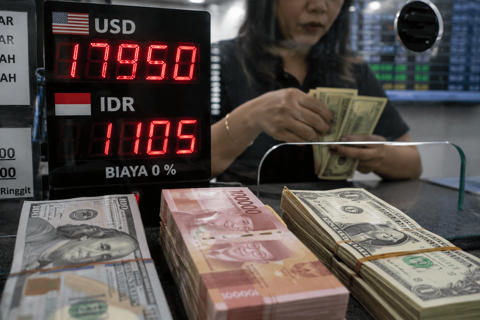 Rupiah Dibuka Melemah, Dolar AS Kembali Mendekati Level Rp18.000