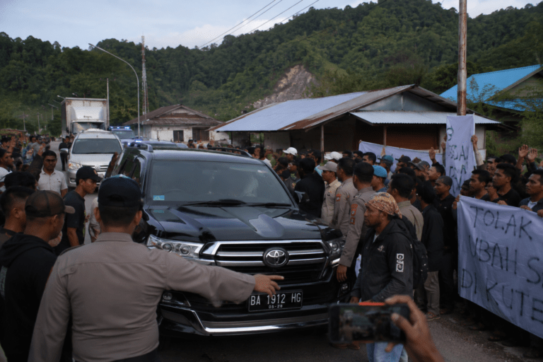Ustaz Abdul Somad Dicegat Massa di Kutai Barat, Ceramah Tetap Berlangsung dengan Pengawalan Polisi