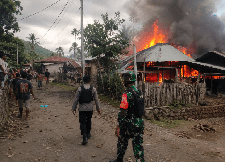 Bentrok di Adonara Timur Tewaskan 1 Warga, Belasan Rumah Terbakar