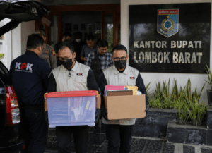 KPK Geledah Kantor dan Rumah Bupati Lombok Barat, Sita Catatan Keuangan