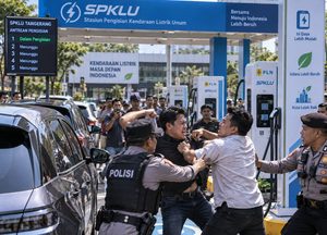 Polisi Tangani Bentrok Pengendara Kendaraan Listrik 