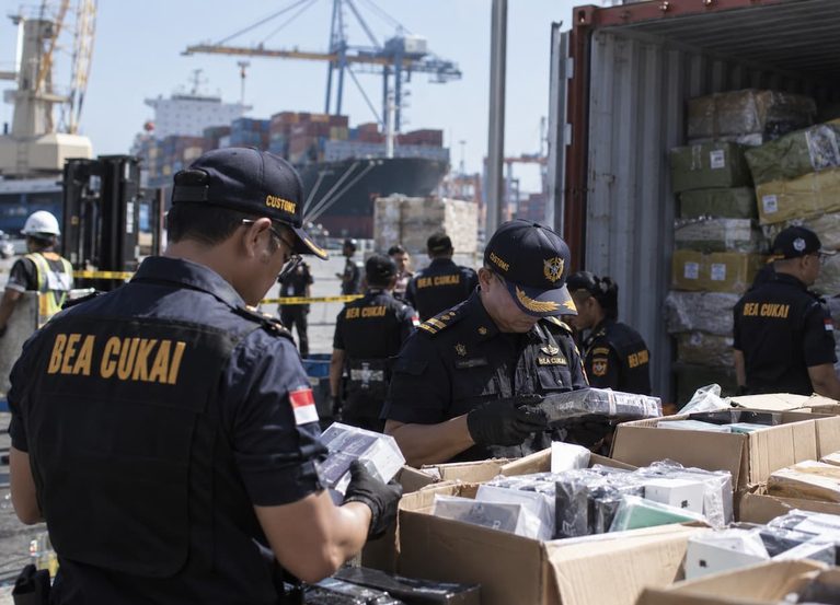 Suahasil Minta Bos Bea Cukai Buru Pelaku Aktivitas Ilegal